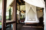 Duerme junto a los peces en Udang House | Un cuarto de hotel en Bali con piso de vidrio 13