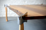 Un mesa hecha de hachas por Woodsman 44