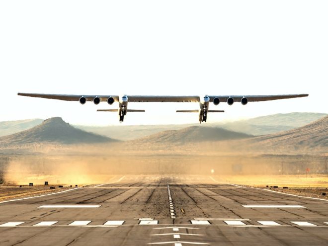 Despega el avión más grande del mundo 11