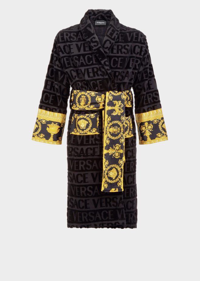 Las nuevas batas de Versace, combinación entre comodidad y lujo 10